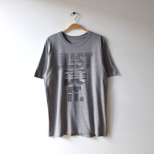 【送料無料】ナイキ JUST DO IT. ロゴ スポーツ Tシャツ グレー NIKE アメリカ古着 USA 古着 メンズM 灰色 BB0138