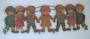 【N12R3715】ハンドメイド　木彫りのハンガーフック　壁掛け　男の子と女の子　壁飾り　サイズ：約51×72㎝