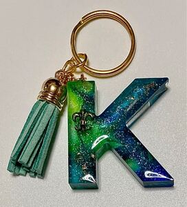 イニシャル キーホルダー 頭文字 K 青 緑 マーブル メタル調 ゴールド ラメ ハンドメイド エポキシレジン