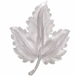 A7176*[CROWN TRIFARI]* beautiful goods * Maple leaf * matted tone silver color. leaf ..* Vintage brooch * 1950s~1960s *