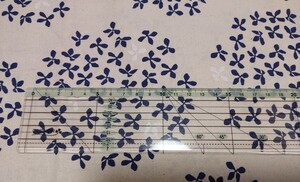 83 サークルフラワー あじさい柄 小花柄 紺色系 110×64cm