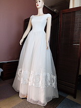M9976) 白ウエディングドレス　パーティードレス　W70　スカート丈70（後裾丈144）_画像1