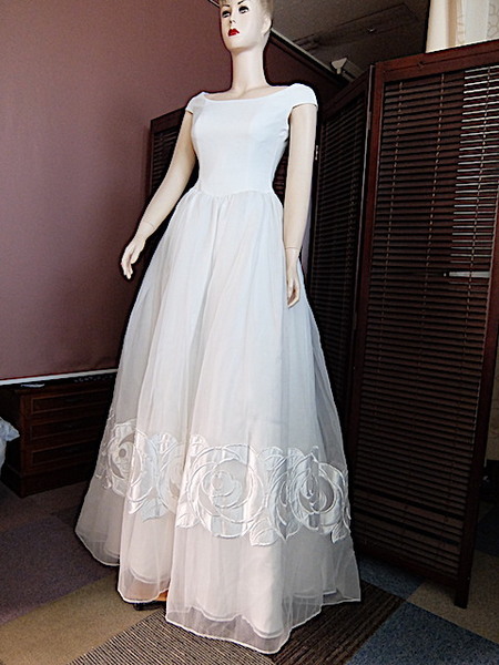 M9976) 白ウエディングドレス　パーティードレス　W70　スカート丈70（後裾丈144）