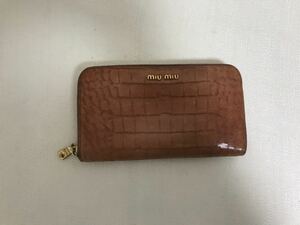  genuine article MiuMiu miumiu original leather black ko type pushed . round fastener Zip long wallet rhinoceros f. inserting tea Brown travel travel business lady's 