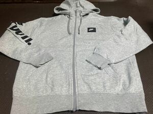 美品NIKEグレー、ロゴ黒ストレッチパーカ　サイズL