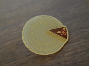 フランス☆古いピンズ 【LA CHOCOLATINE CAPESTERRE】レア ピンズ ピンバッジ ピンバッチ PINS チョコレート ケーキ