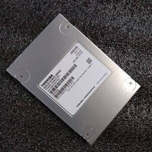 【ほぼ未使用】TOSHIBA 2.5インチ SATA SSD 256GB THNSFJ256GCSU