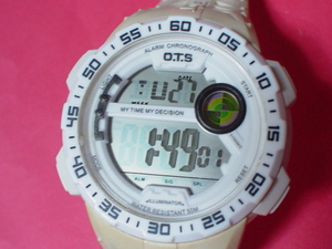 珍品　デザイン　O・T・S　５ATM　腕時計　ホワイト