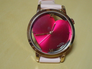 珍品　デザイン　NATTITO　QKS１６５　女性用腕時計　ハート型デザイン　レッド　リューズ斜め上