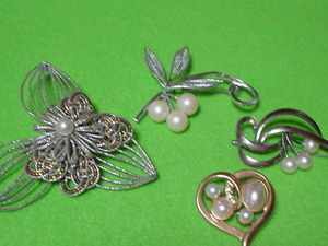 珍品　デザイン　真珠のブローチ　４品