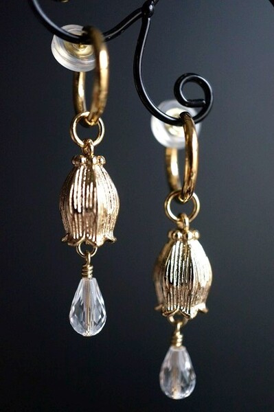 イヤリング 143 クリスタルクオーツ(水晶)とフラワーメタルのイヤリング 金属アレルギー対応金具使用