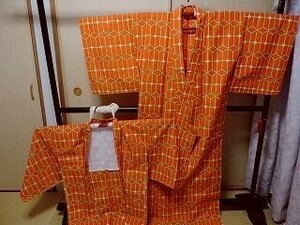 着物＆羽織 化繊 アンサンブル 単衣 小紋 バチ衿 人参色 幾何学文 身丈154cm 中古美品 k29★喜香★