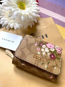 COACHコーチ♪花柄折り財布フラワー♪ミニ2つ折り財布 新品未使用 ピンク 小銭入れ コインケース シグネチャー柄 ギフト贈り物