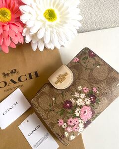 コーチCOACH最新作二つ折り財布 花柄フラワー×シグネチャー フローラル プリント新品未使用 ギフトプレゼント贈り物にも付属品付