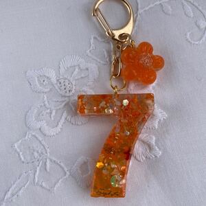 キーホルダー レジンハンドメイド オレンジ系のお花 ドライフラワー バックチャーム ラッキーセブン 7