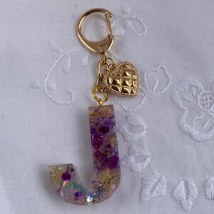 イニシャルキーホルダー レジンハンドメイド パープル系のお花 ドライフラワー バックチャーム イニシャルJ