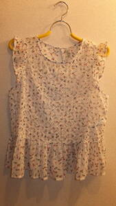 ★Stradivarius★Ladies Floral tops SizeM　ストラディバリウス花柄レディーストップス　サイズＭ 28