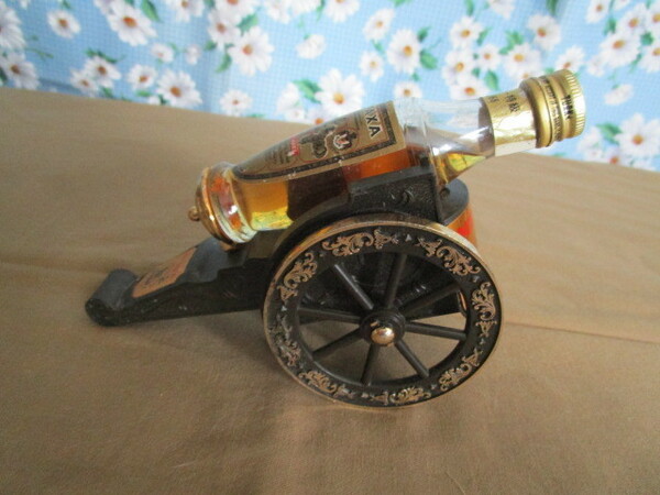 A　古酒　大砲型台座★ゴールドラベルミニチュアボトル～特級　ブランデー　METAXA　ギリシャ製造　シール剥がれあり