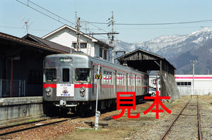  railroad photograph,35 millimeter nega data,131840090008,3500 series (. like . tree island line head Mark ), Nagano electro- iron river higashi line ( tree island line ) tree island station structure inside,2002.03.28