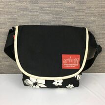 Manhattan Portage/マンハッタンポーテージ　ショルダー/バッグ　黒　底面花柄　管NO.B20-27_画像1