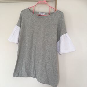 グレイのフリルTシャツ