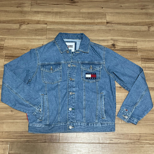 【TOMMY JEANS】 トミージーンズ USA正規品 デニムジャケット フラッグロゴ 刺繍フラッグ 背面全面ブランドカラー 胸ポケット ＜Ｍ＞