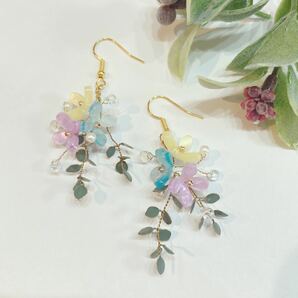 ナチュラルリーフとマカロンカラーのお花のピアス　イヤリング　ハンドメイド