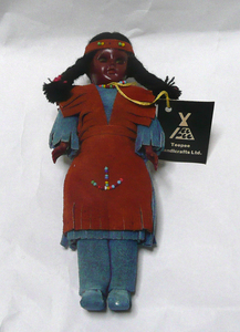 「MADE IN CANADA ・カナダ製 赤ん坊をおぶった　エスキモー　インディアン人形 ？　全長約20㎝　タグ付き」です。