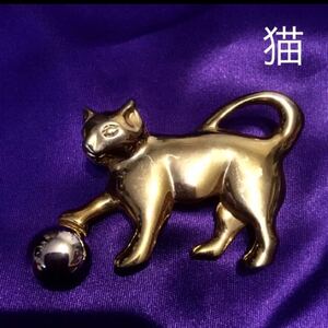 ボールで遊ぶ猫 金色 猫ブローチ 猫雑貨 猫小物 猫グッズ 猫用品 猫アクセサリー 猫ネックレス ねこ ネコ 猫物 猫置物 猫飾り
