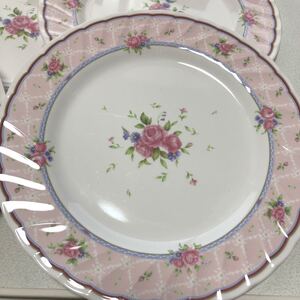 直径24cmの花柄のお皿。メラミン樹脂。