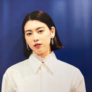 ● 三吉彩花　夏のヒロイン　雑誌 切り抜き 1P　25608