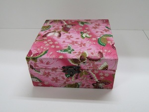 1番　和風胡蝶柄桃色小箱 木箱を和風布で仕上げ心地良い重さです　生地が無くなり次第終了