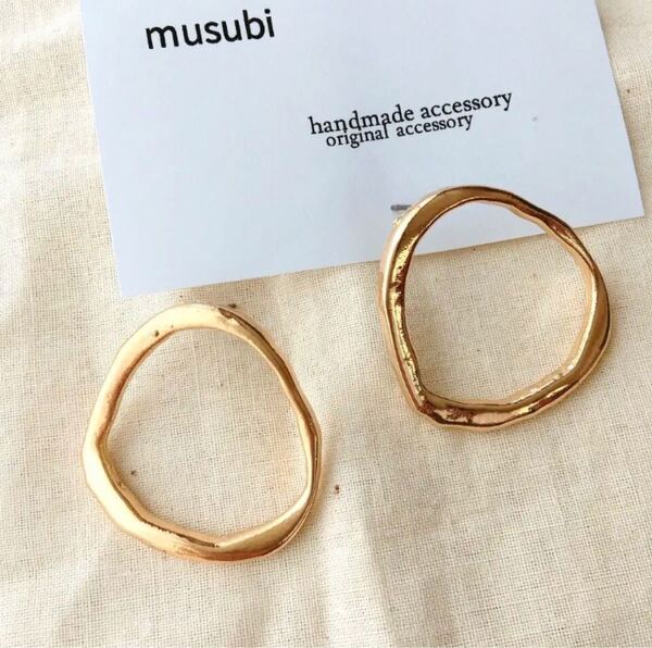 大ぶりゴールドフープピアス 大人カジュアル ゴールドカラー 結婚式 ウエディング