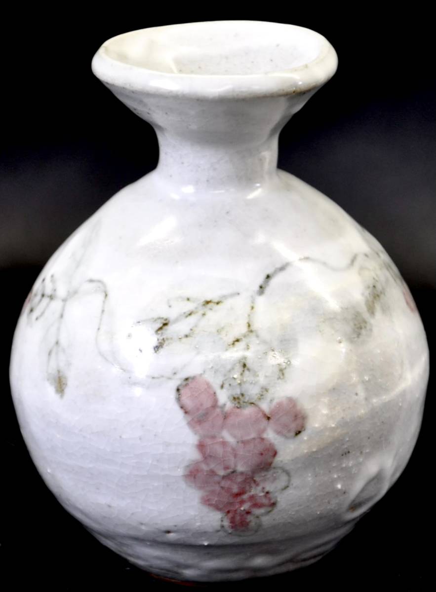 Die Wärme handgemachter Gegenstände! Weiß glasierte Obstvase von Rurubu Studio, Blumenvase, Blumenbasis. Ein Werk, das eine große Vielfalt an Stilen und wunderbare Sensibilität zeigt. HNK, Tonhandwerk, Keramik, Fertiges Produkt