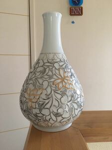  celadon platinum . gold paint vase 
