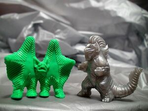 ウルトラマン①25-7食玩 おまけ怪獣 消しゴム 人形 ぺスター+ジェロニモン セット「検 円谷 特撮 小さな英雄 オイルつなアラシ オイルSOS