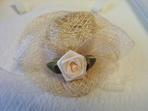☆麦わら帽子　ブローチ　ベージュ＋淡いピンクの花飾り　直径6ｃｍ　ほぼ新品☆