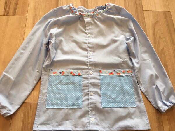 ●ハンドメイド●ワイシャツリメイクスモック 長袖 いちご*ベリー柄 小学校 図工 習字 水色 女の子