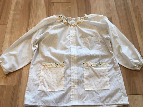 ●ハンドメイド●ワイシャツリメイクスモック 長袖 小学校 図工 スモック リボン柄