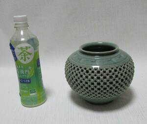 [No649] 壷 花瓶 生け花 網目透かし 青磁 陶磁器製 中古品