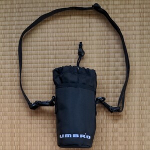 ペットボトルホルダー UMBRO 500ml 黒 (株)デサント UJA7122 外側:ナイロン製 内側:簡易保冷/保温加工