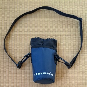 ペットボトルホルダー UMBRO 500ml 紺 (株)デサント UJA7122 外側:ナイロン製 内側:簡易保冷/保温加工
