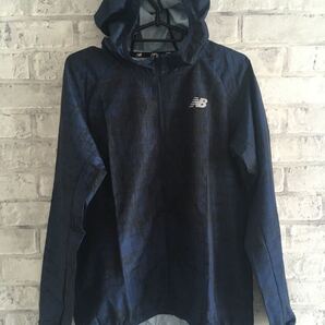 《新品》ニューバランス newbalance アクセレレイトグラフィックライトウインドジャケット(裏地無) ネイビー メンズS