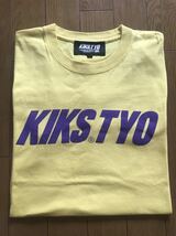 KIKS TYO Logo Tee Sサイズ キックスティーワイオー ロゴプリント　Tシャツ　イエロー×パープル　 半袖　レイカーズカラー　黄色_画像1