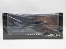 1/30 トヨタ 新型アクア AQUA 2021 非売品 カラーサンプル ミニカー　アーバンカーキ_画像1