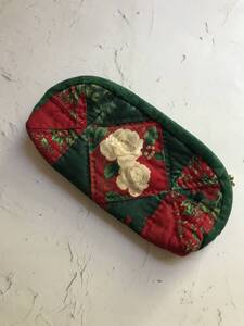ハンドメイド パッチワーク ポーチ 中央薔薇柄 自宅保管品 クリスマス柄 ファスナー部分擦れあり 横約20㎝×縦約10㎝×まち約2.5㎝