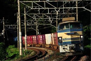 鉄道写真　東海道を走るEF66-27号機牽引のコンテナ貨物列車