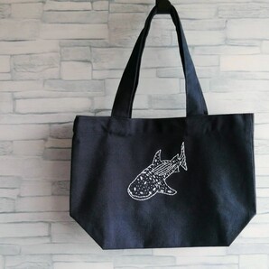 ジンベイザメの刺繍 ミニトートバッグ 手提げ ネイビー マチあり Sサイズ 帆布 綿 ランチバッグ オーダーメイド 名入れ