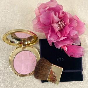 美品　DIOR ディオリフィック　イルミネーティング　パウダー002