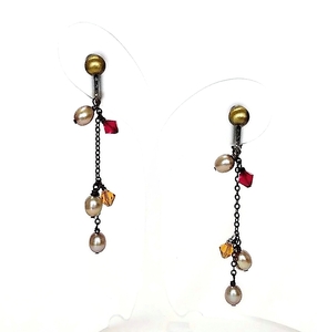 Art hand Auction ★Handgefertigt★Einzigartig★Antike Ohrringe aus beigefarbener Perle und Swarovski, Accessoires für Damen, Ohrringe, Perle